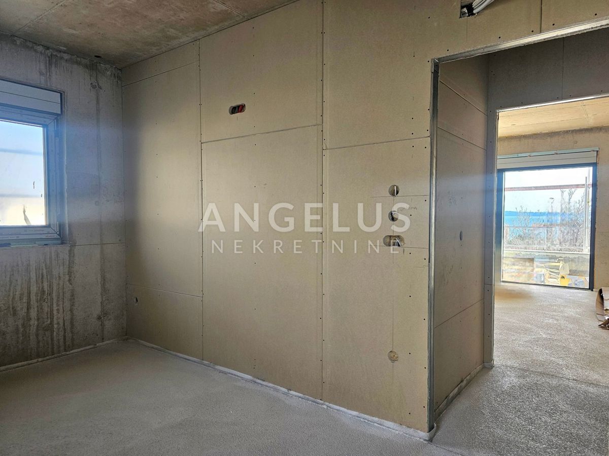 Hrvaška, Kaštel Kambelovac - penthouse, strešna terasa, 2 parkirišče PRODAMO