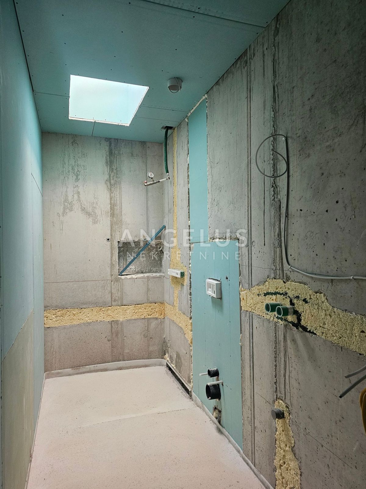 Hrvaška, Kaštel Kambelovac - penthouse, strešna terasa, 2 parkirišče PRODAMO