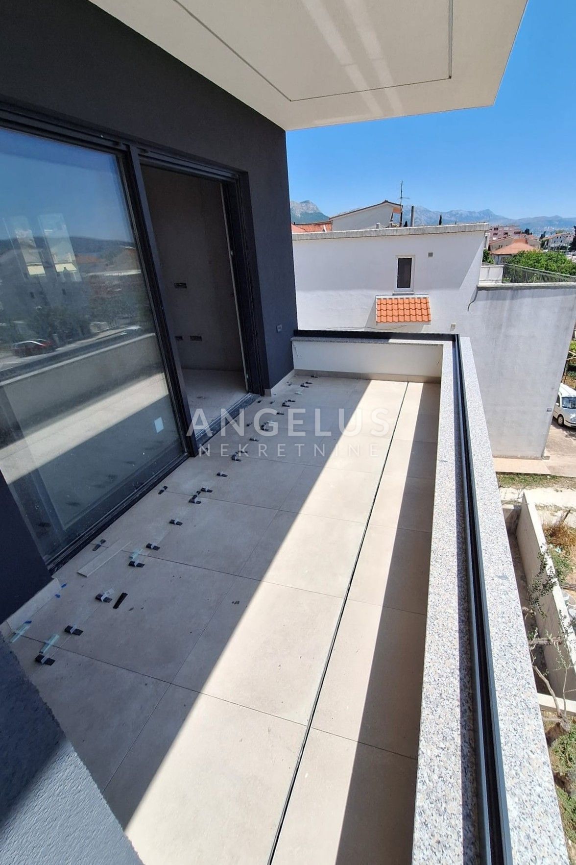 Hrvaška, Kaštel Kambelovac - penthouse, strešna terasa, 2 parkirišče PRODAMO