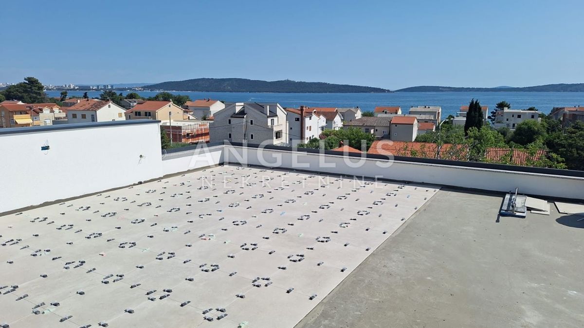 Hrvaška, Kaštel Kambelovac - penthouse, strešna terasa, 2 parkirišče PRODAMO