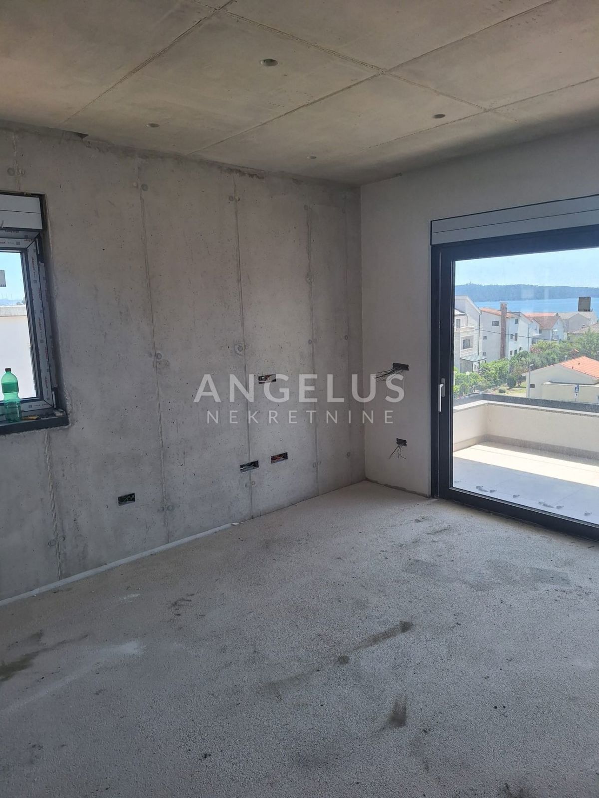 Hrvaška, Kaštel Kambelovac - penthouse, strešna terasa, 2 parkirišče PRODAMO