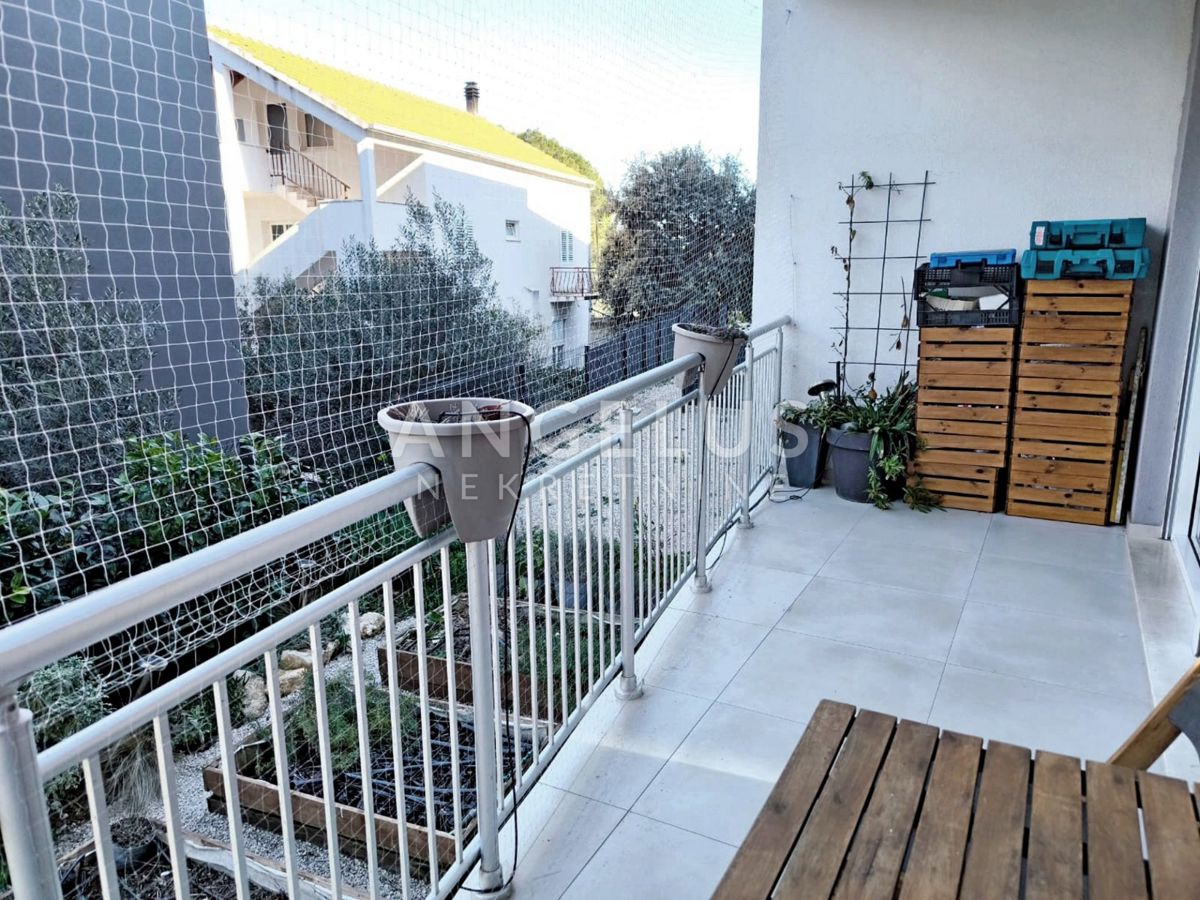 Hrvaška, Korčula, trosobno stanovanje z vrtom in parkiriščem v novogradnji, PRODAMO