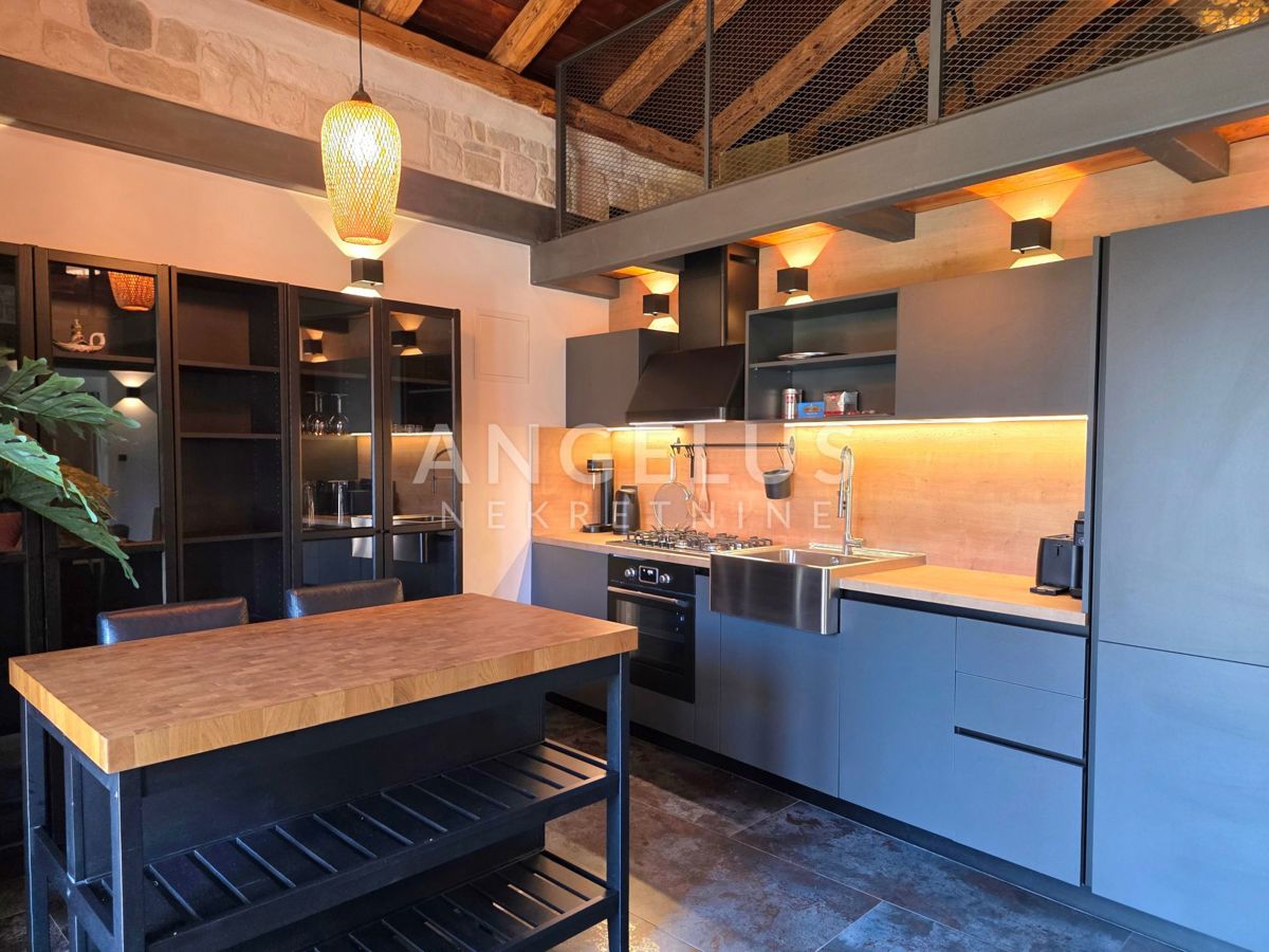 Hrvaška, Stadt Kaštela – Renoviertes Steinhaus, 50 m vom Meer entfernt, ZU VERKAUFEN
