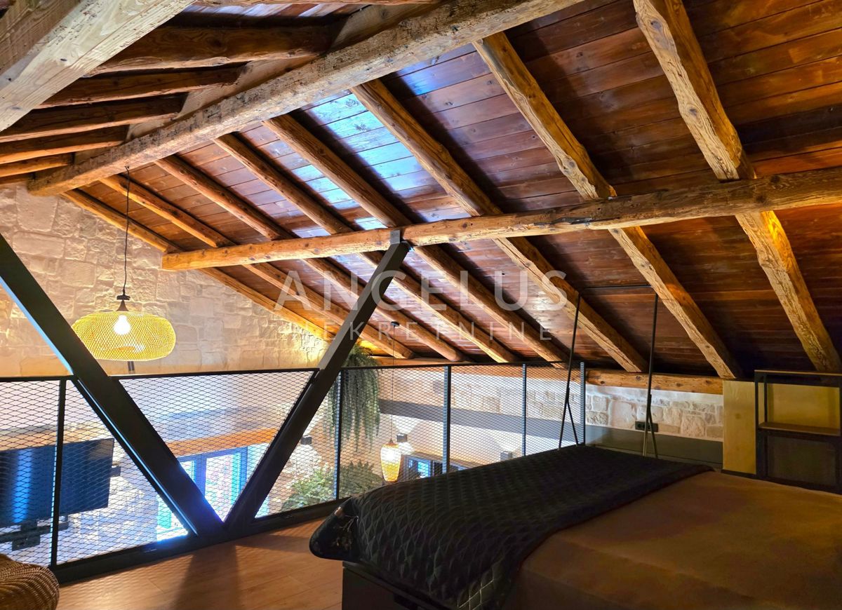 Hrvaška, Stadt Kaštela – Renoviertes Steinhaus, 50 m vom Meer entfernt, ZU VERKAUFEN