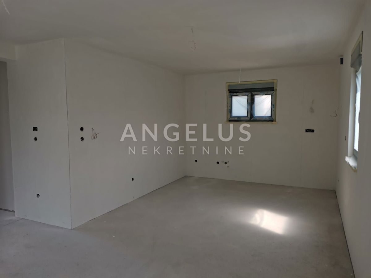 Kaštel Lukšić - NOVOZGRAJENO trisobno stanovanje, 2 parkirni mesti, vrt