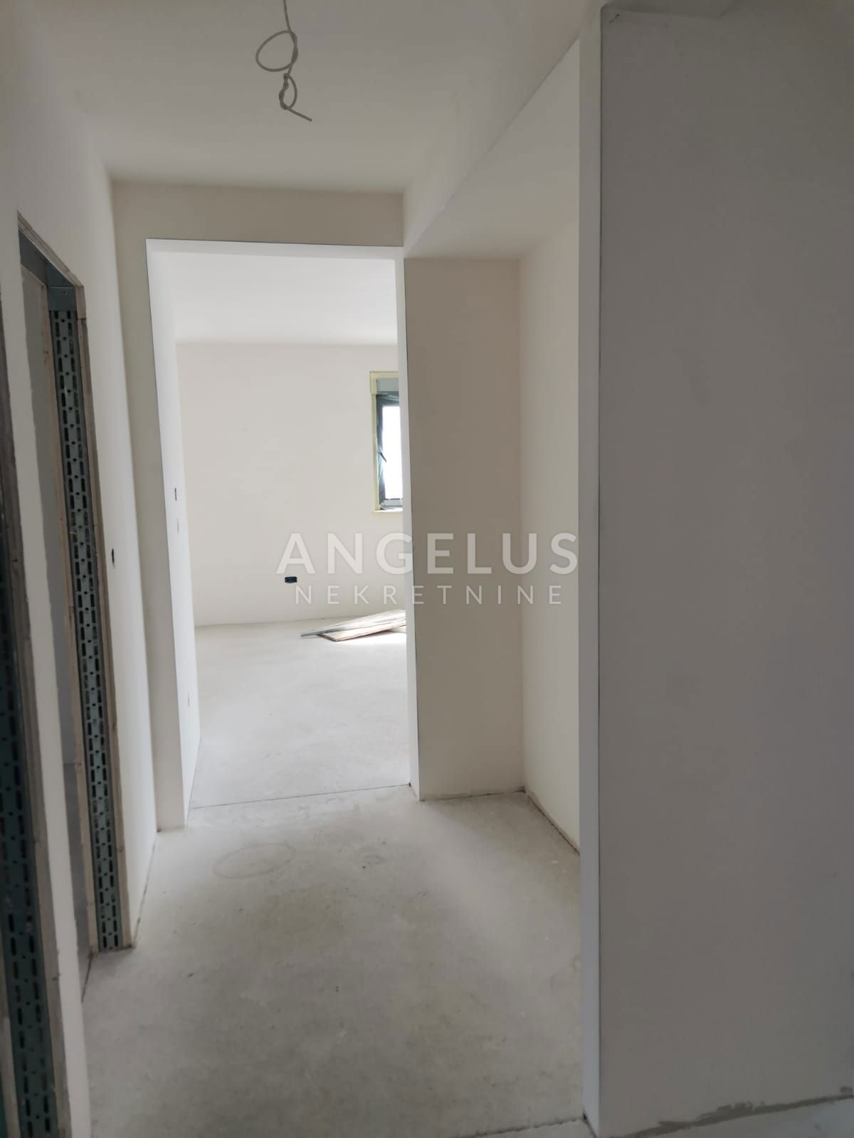 Kaštel Lukšić - NOVOZGRAJENO trisobno stanovanje, 2 parkirni mesti, vrt