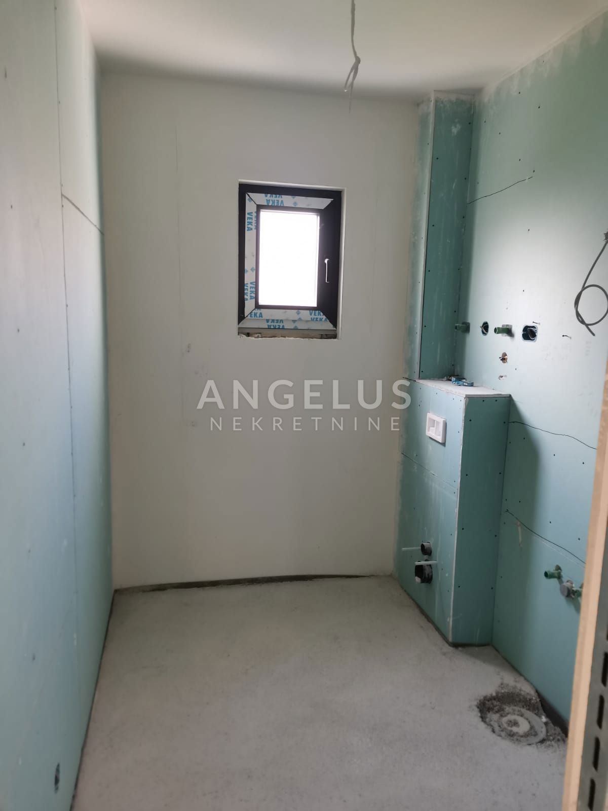 Kaštel Lukšić - NOVOZGRAJENO trisobno stanovanje, 2 parkirni mesti, vrt