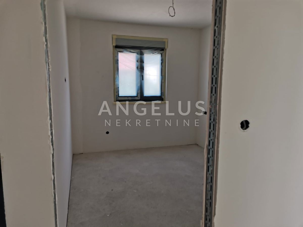 Kaštel Lukšić - NOVOZGRAJENO trisobno stanovanje, 2 parkirni mesti, vrt