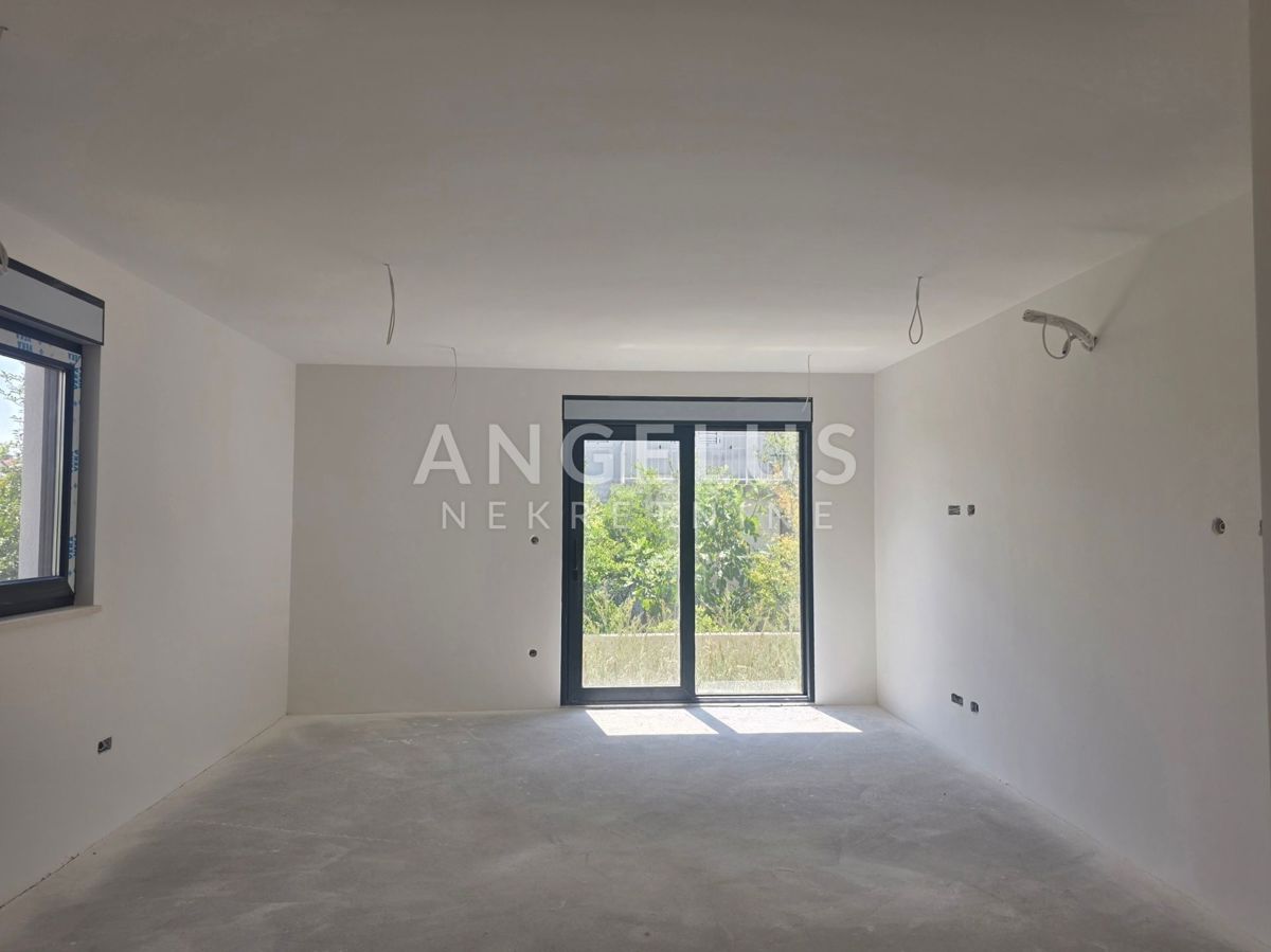 Kaštel Lukšić - NOVOZGRAJENO trisobno stanovanje, 2 parkirni mesti, vrt