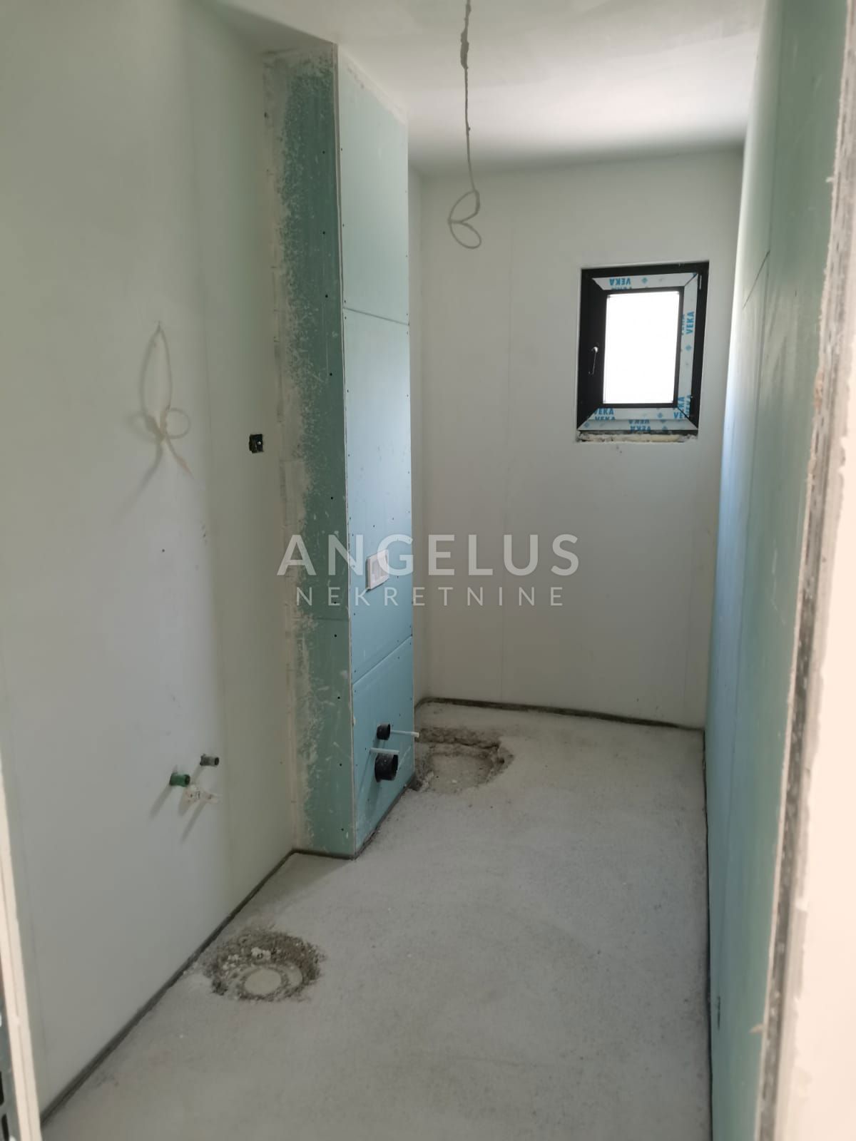 Kaštel Lukšić - NOVOZGRAJENO trisobno stanovanje, 2 parkirni mesti, vrt