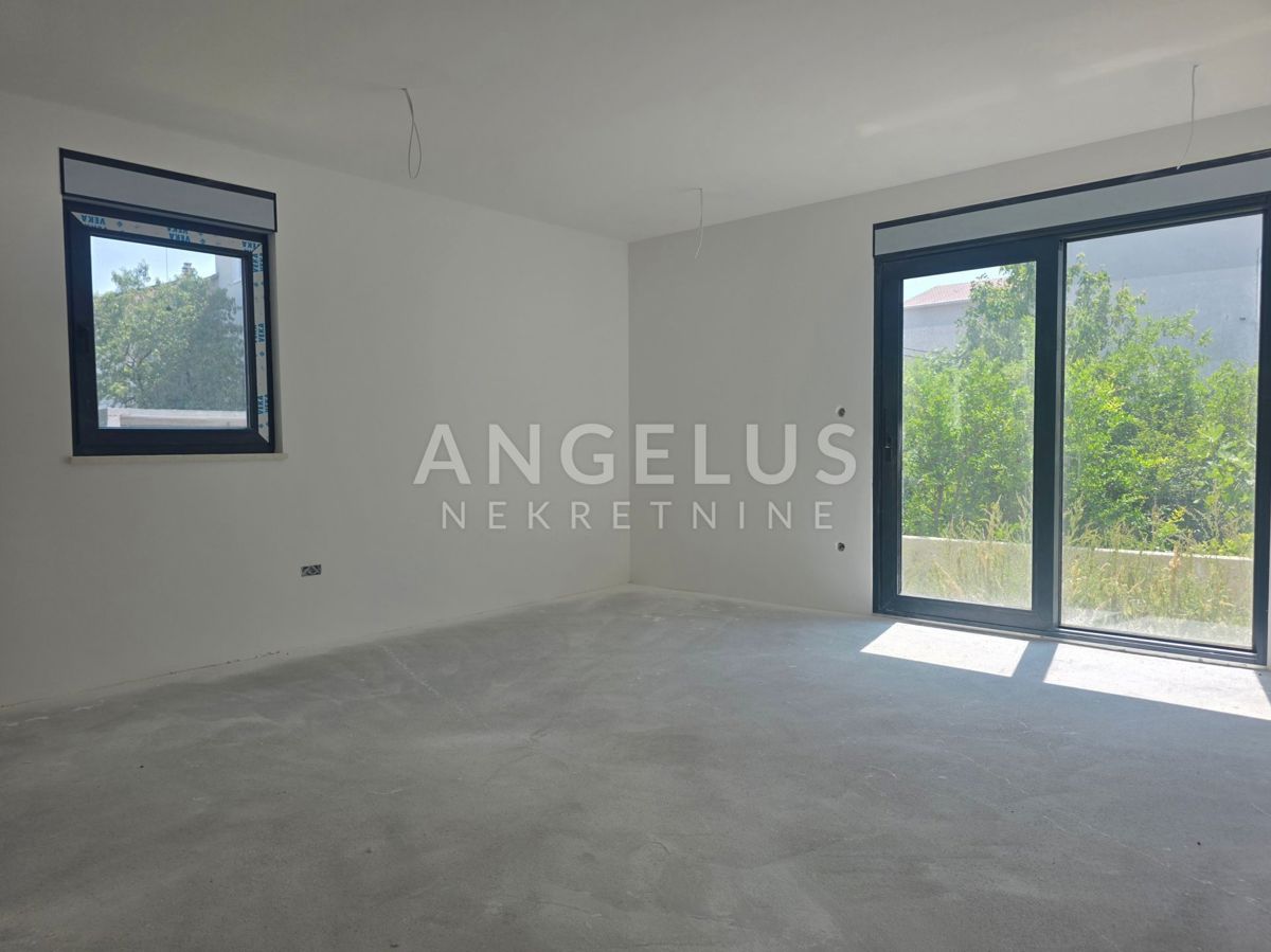 Kaštel Lukšić - NOVOZGRAJENO trisobno stanovanje, 2 parkirni mesti, vrt