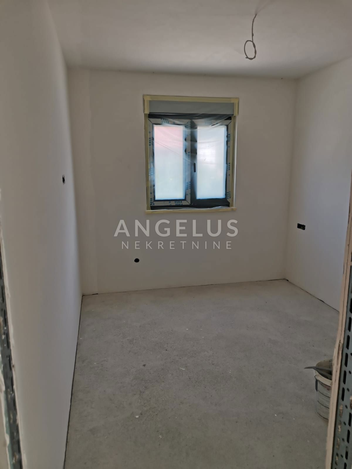 Kaštel Lukšić - NOVOZGRAJENO trisobno stanovanje, 2 parkirni mesti, vrt