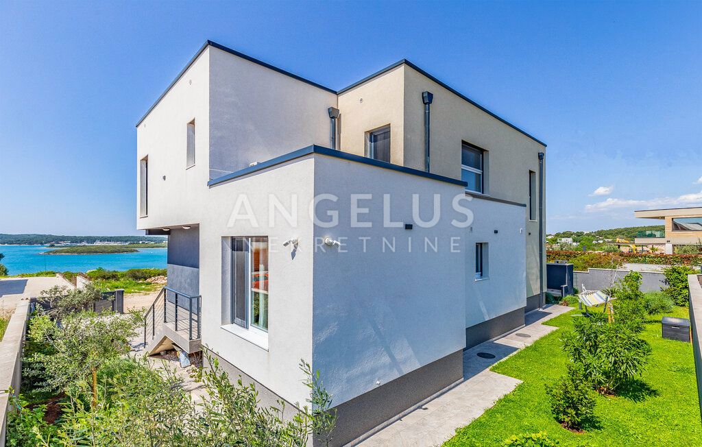 Istra, Medulin - vila s pogledom na morje, 240m2
