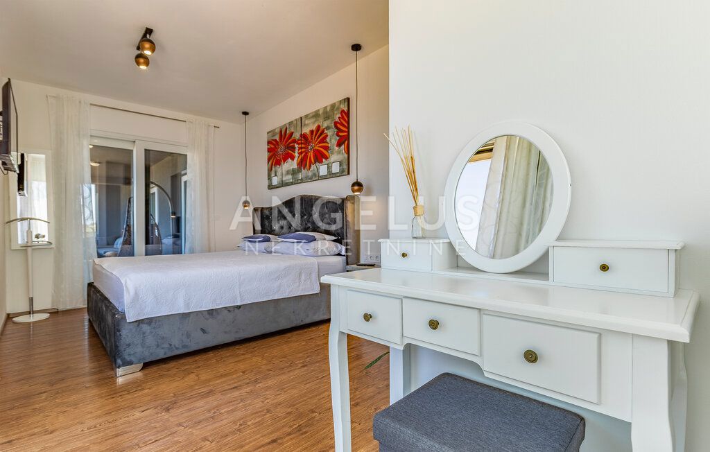 Istra, Medulin - vila s pogledom na morje, 240m2