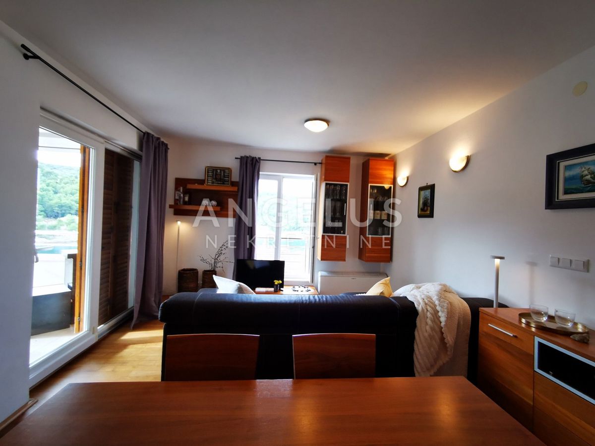 Solta, Stomorska - dvosobno stanovanje, parkirišče, pogled na morje, PRODAJA