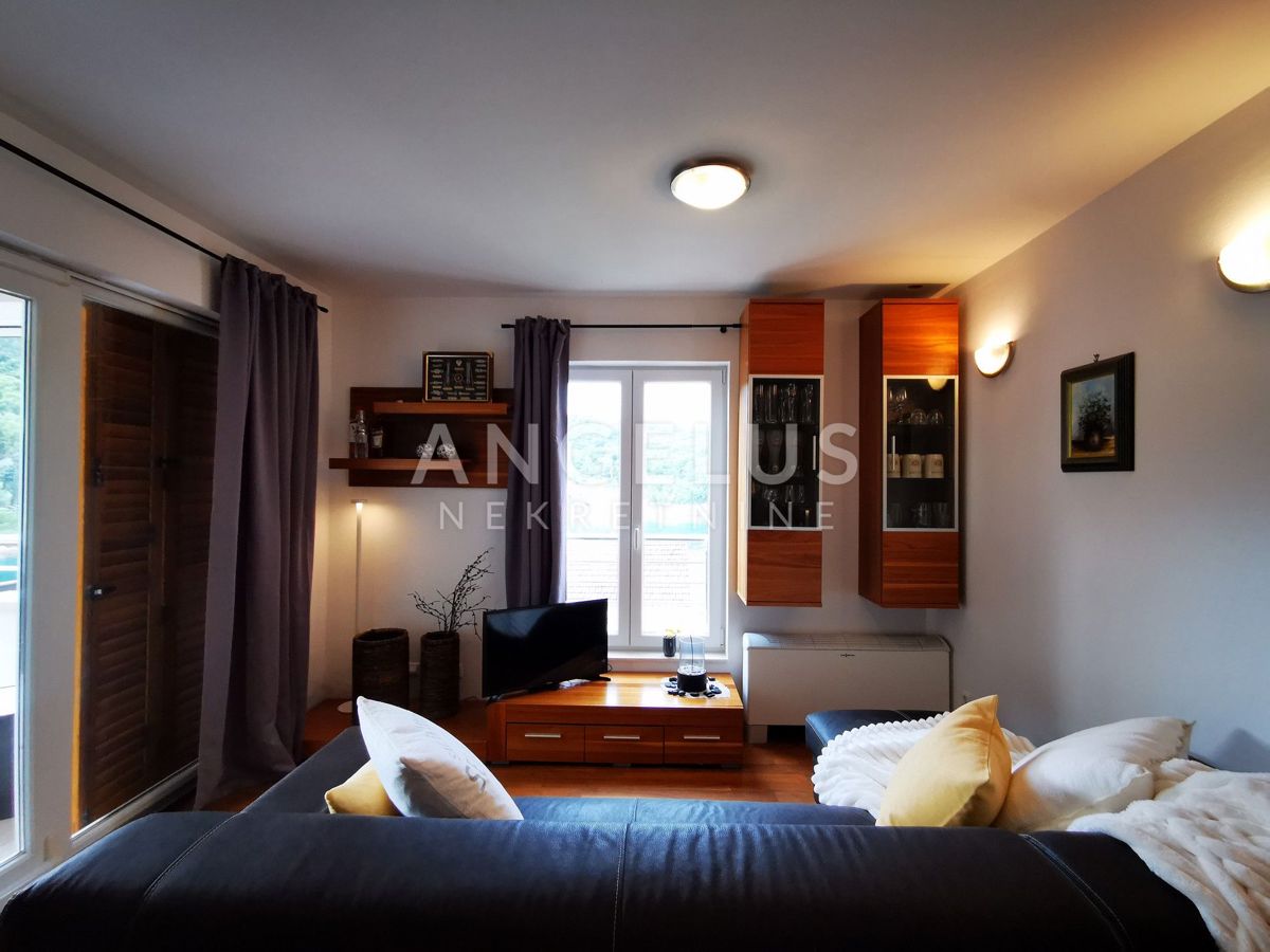 Solta, Stomorska - dvosobno stanovanje, parkirišče, pogled na morje, PRODAJA