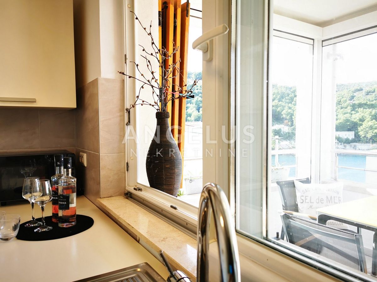 Solta, Stomorska - dvosobno stanovanje, parkirišče, pogled na morje, PRODAJA