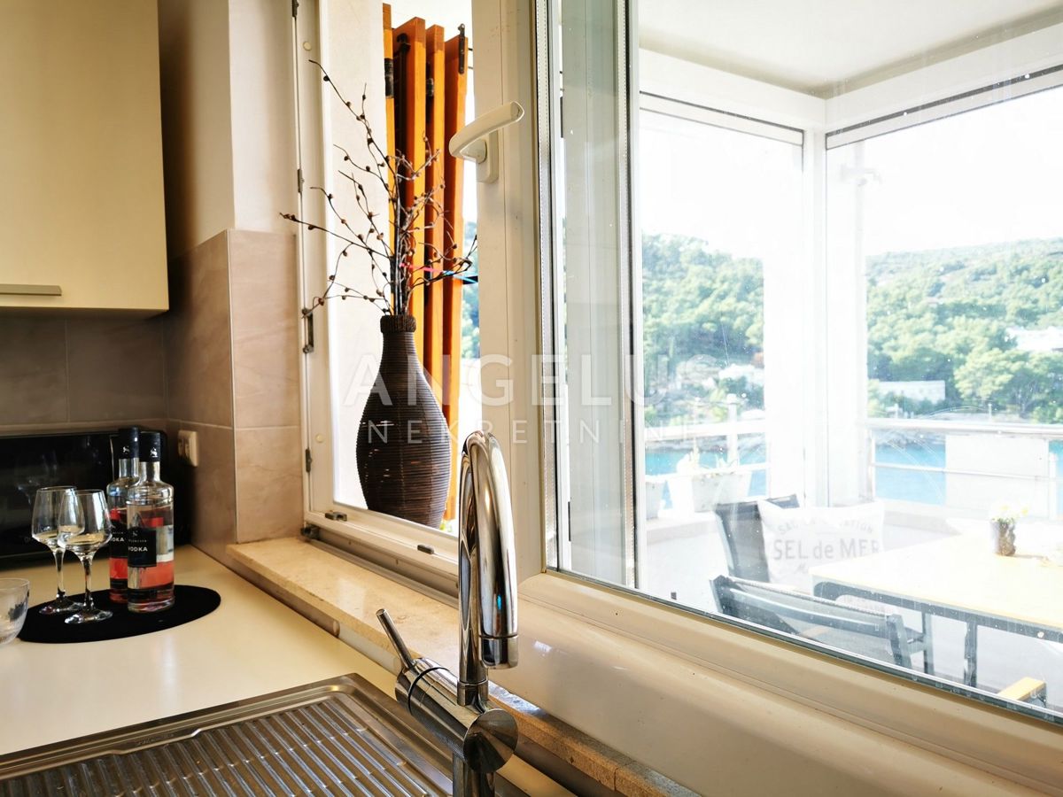 Solta, Stomorska - dvosobno stanovanje, parkirišče, pogled na morje, PRODAJA