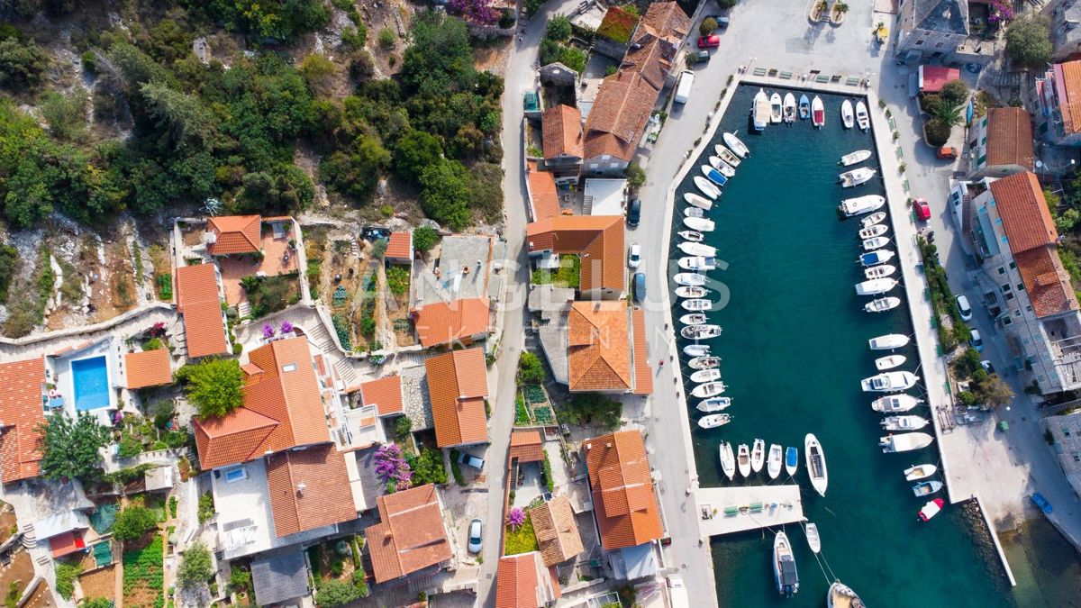 Solta, Stomorska - dvosobno stanovanje, parkirišče, pogled na morje, PRODAJA