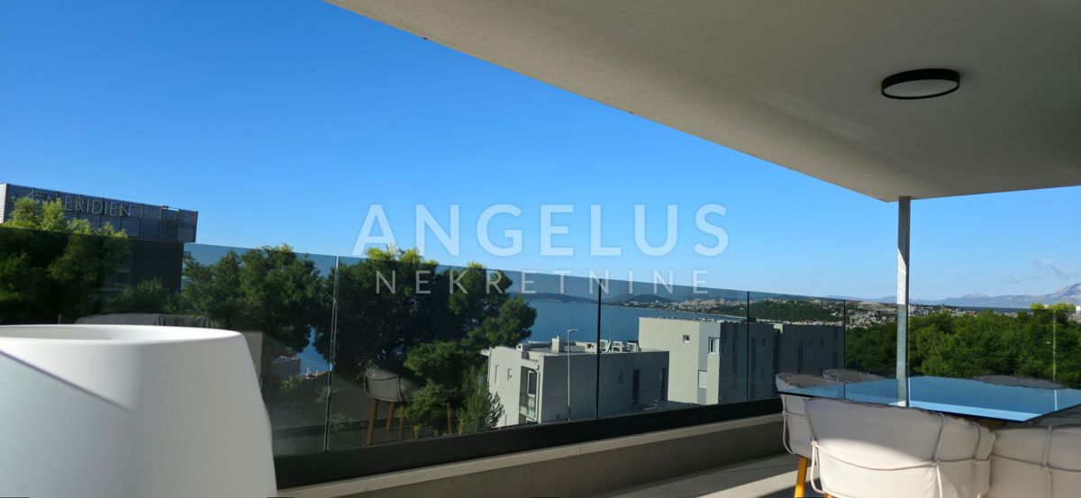 Hrvaška, Podstrana - luksuzno stanovanje s strešno teraso