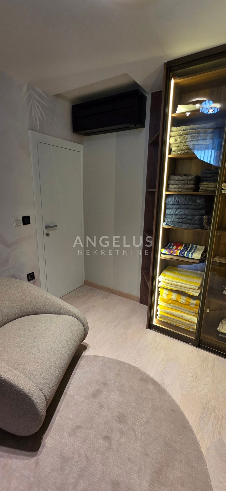 Hrvaška, Podstrana - luksuzno stanovanje s strešno teraso