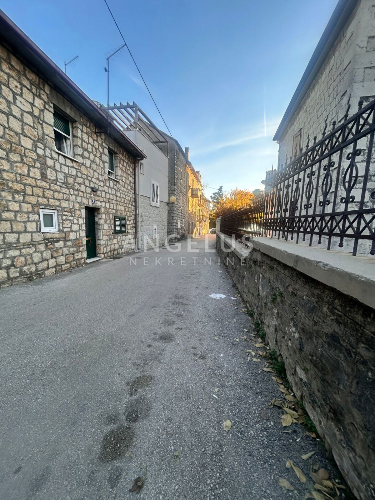 Kastel Luksic - kamnita hiša z dvoriščem za obnovo, PRODAJA