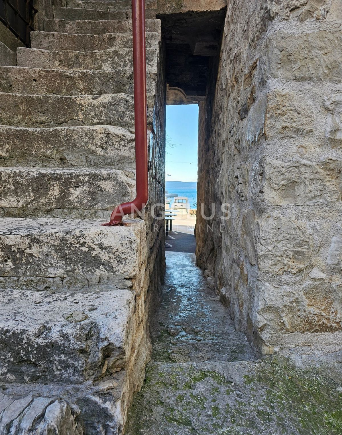 Kastel Luksic - kamnita hiša z dvoriščem za obnovo, PRODAJA