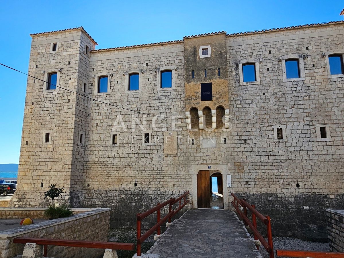 Kastel Luksic - kamnita hiša z dvoriščem za obnovo, PRODAJA