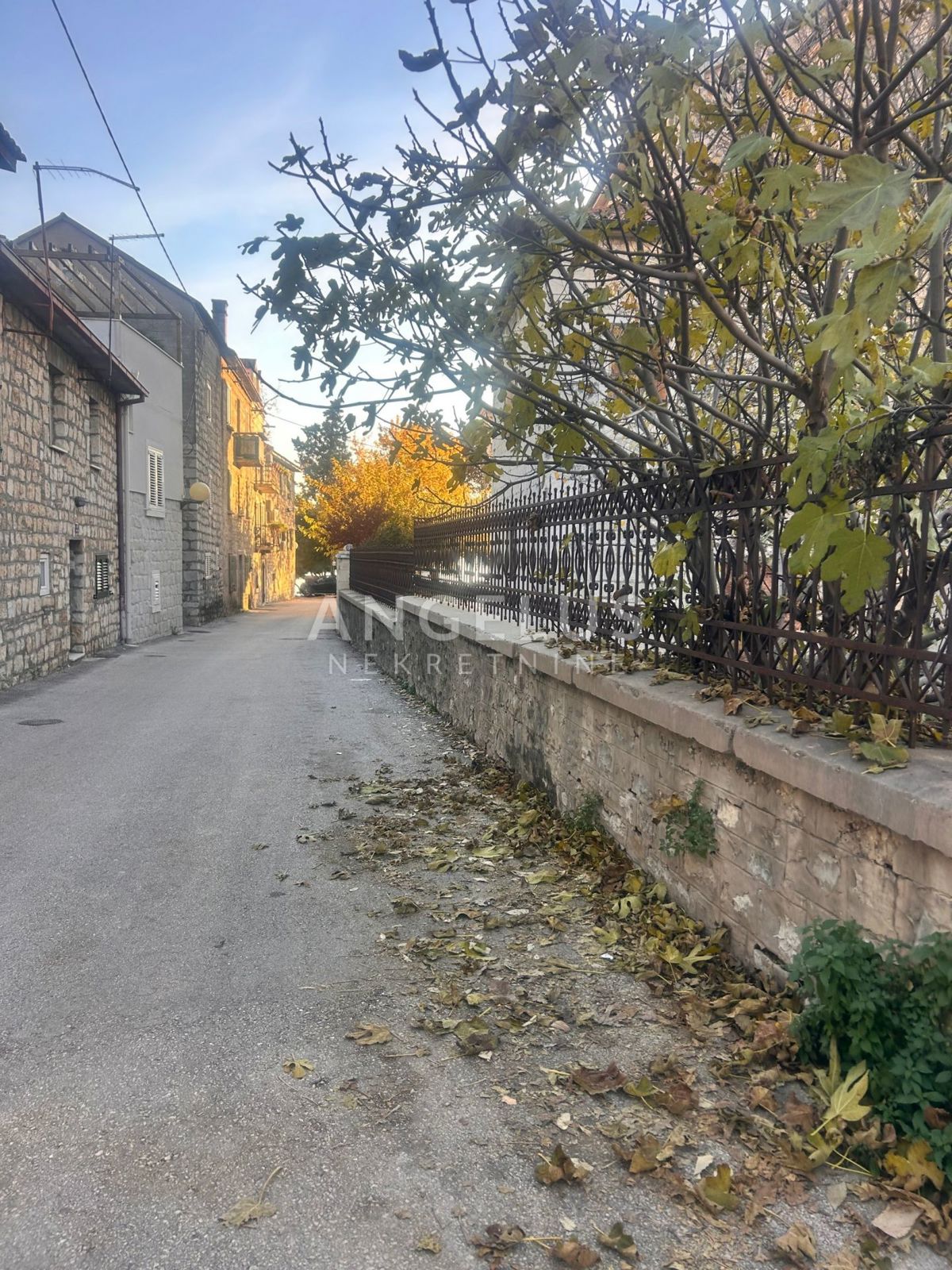 Kastel Luksic - kamnita hiša z dvoriščem za obnovo, PRODAJA