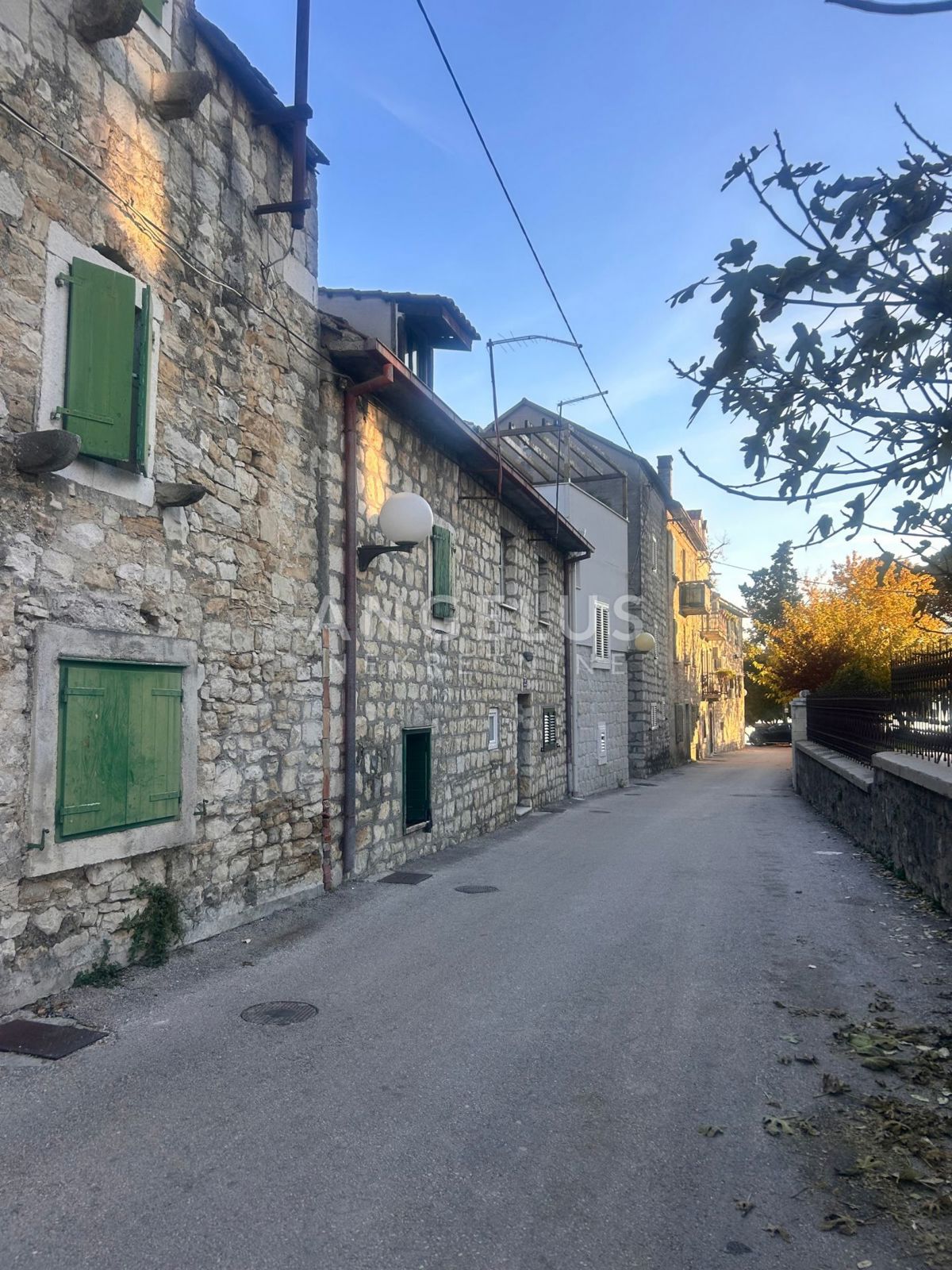 Kastel Luksic - kamnita hiša z dvoriščem za obnovo, PRODAJA