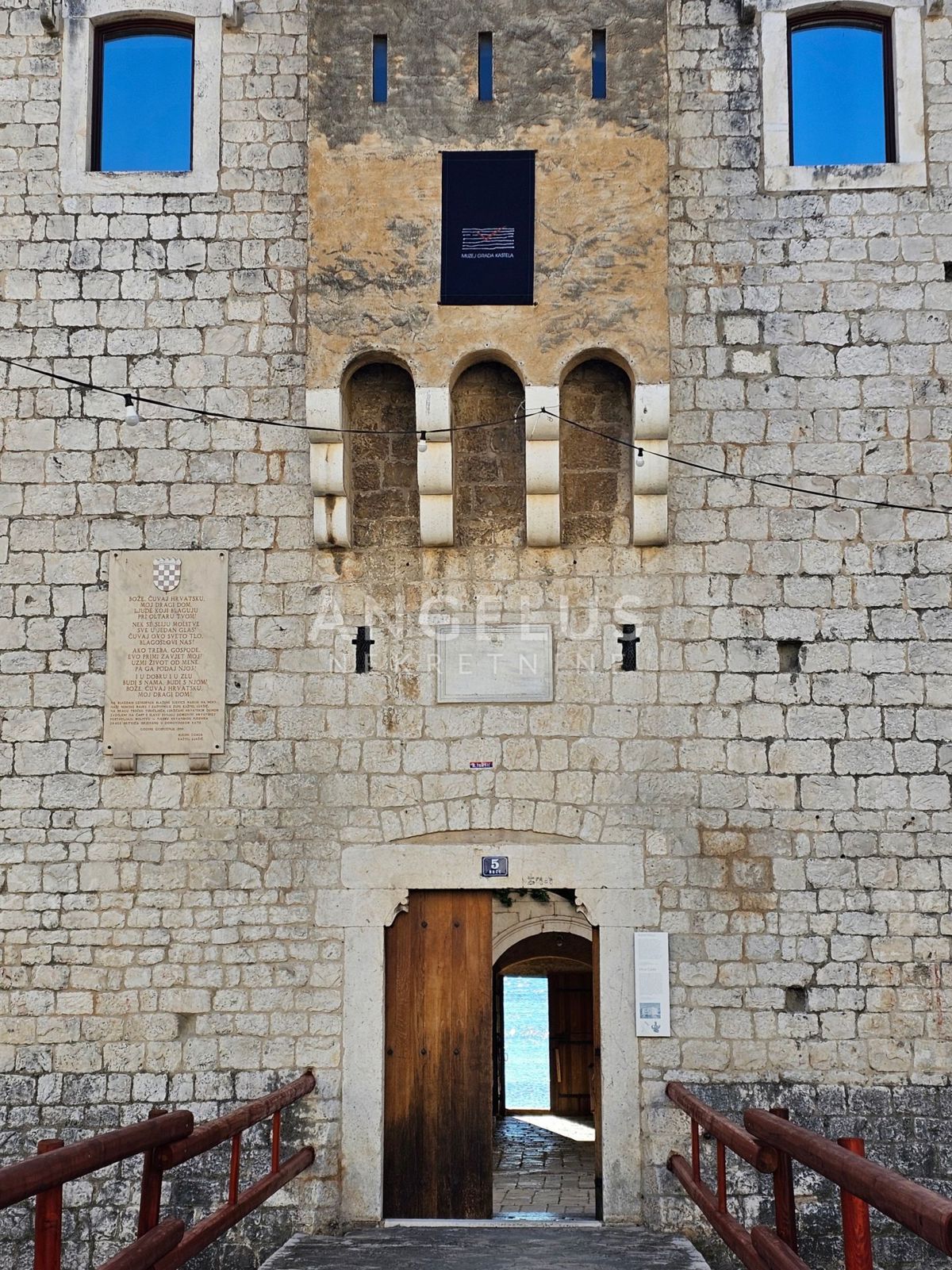 Kastel Luksic - kamnita hiša z dvoriščem za obnovo, PRODAJA