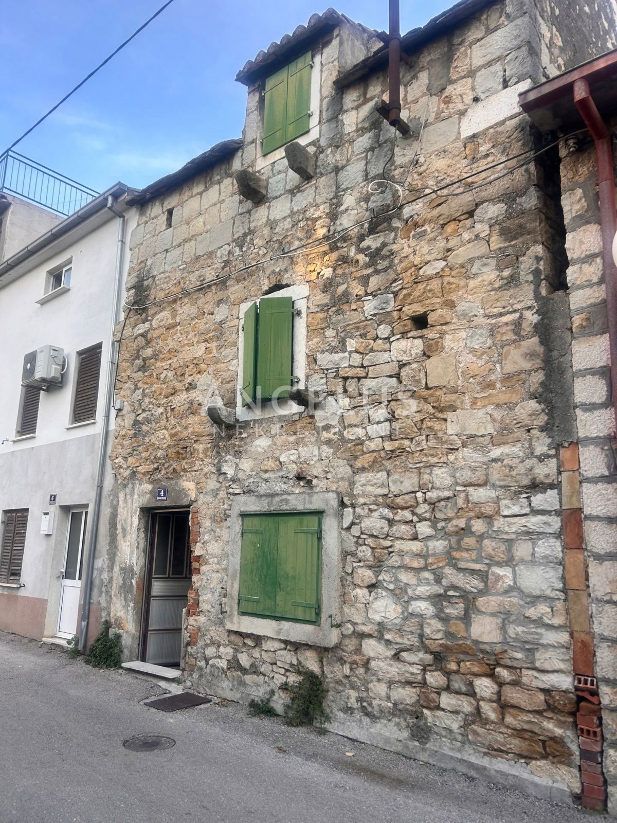 Kastel Luksic - kamnita hiša z dvoriščem za obnovo, PRODAJA