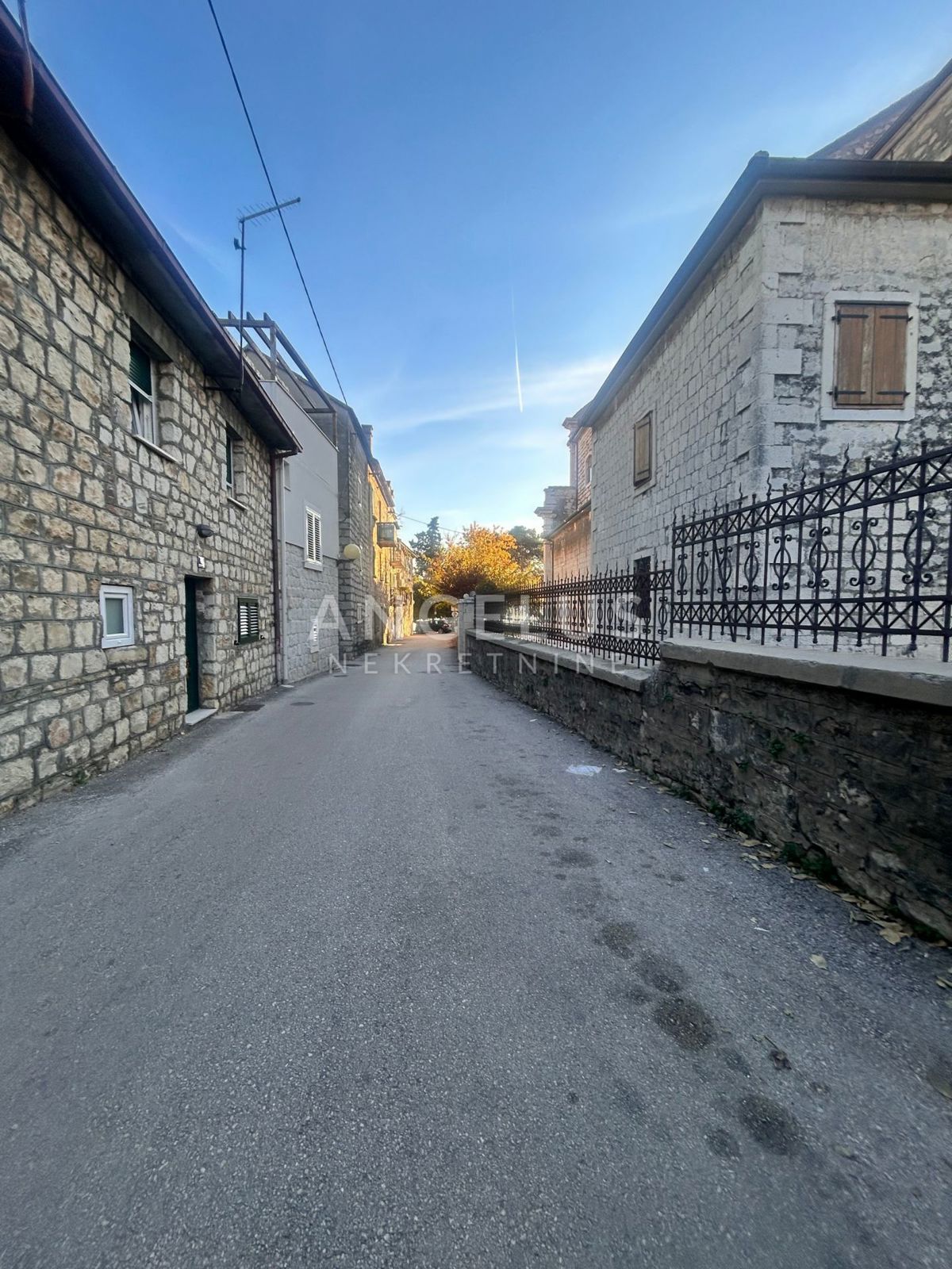 Kastel Luksic - kamnita hiša z dvoriščem za obnovo, PRODAJA