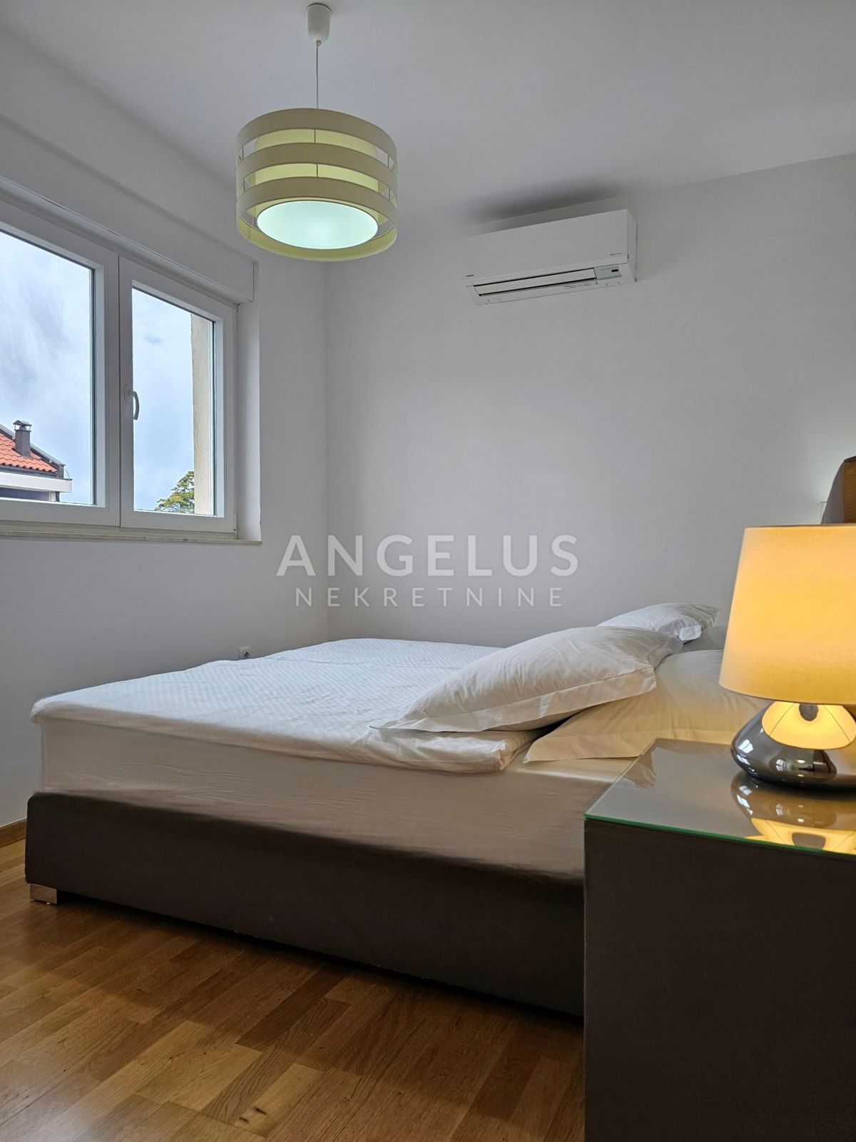 Podstrana Strožanac - dvosobno stanovanje s tremi spalnicami, 2 parkirni mesti