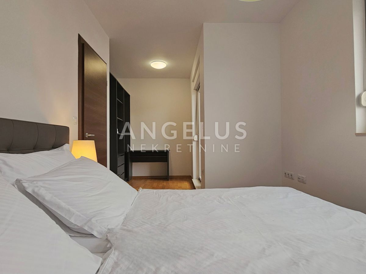 Podstrana Strožanac - dvosobno stanovanje s tremi spalnicami, 2 parkirni mesti