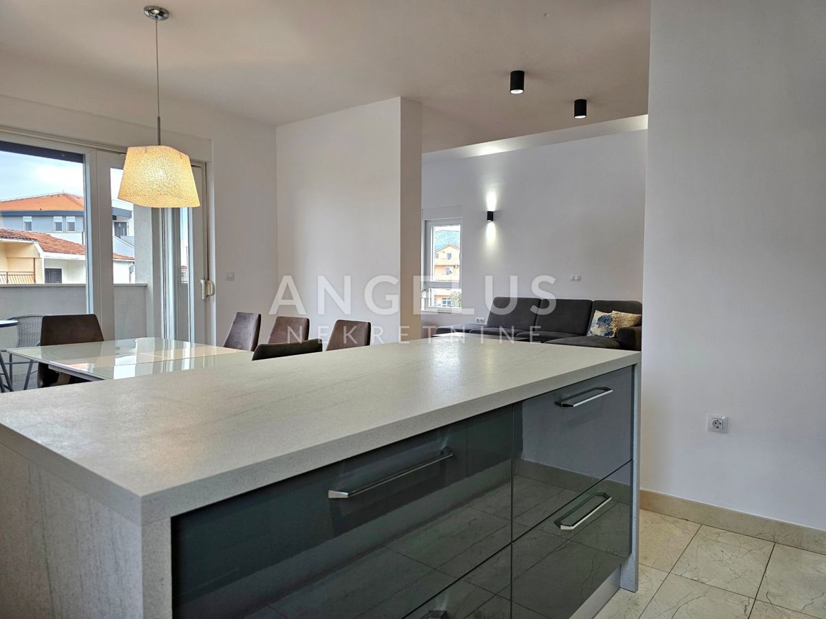 Podstrana Strožanac - dvosobno stanovanje s tremi spalnicami, 2 parkirni mesti