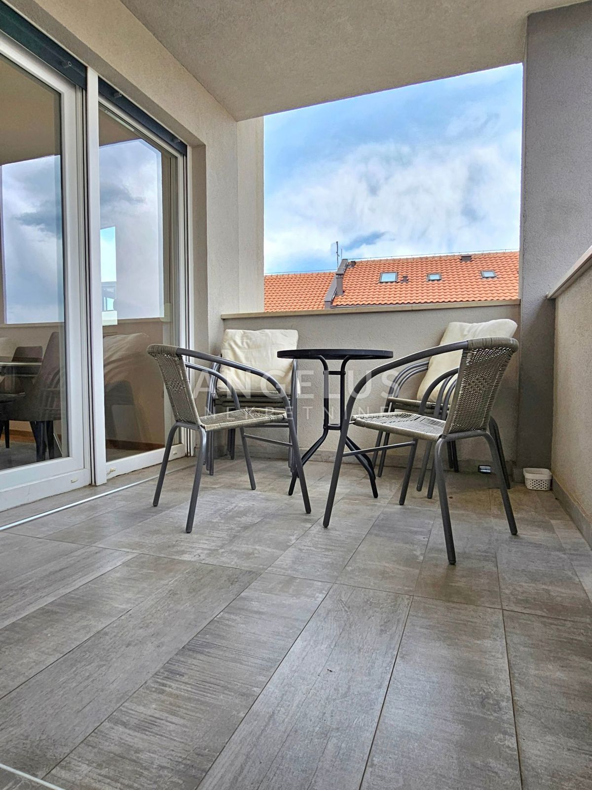 Podstrana Strožanac - dvosobno stanovanje s tremi spalnicami, 2 parkirni mesti