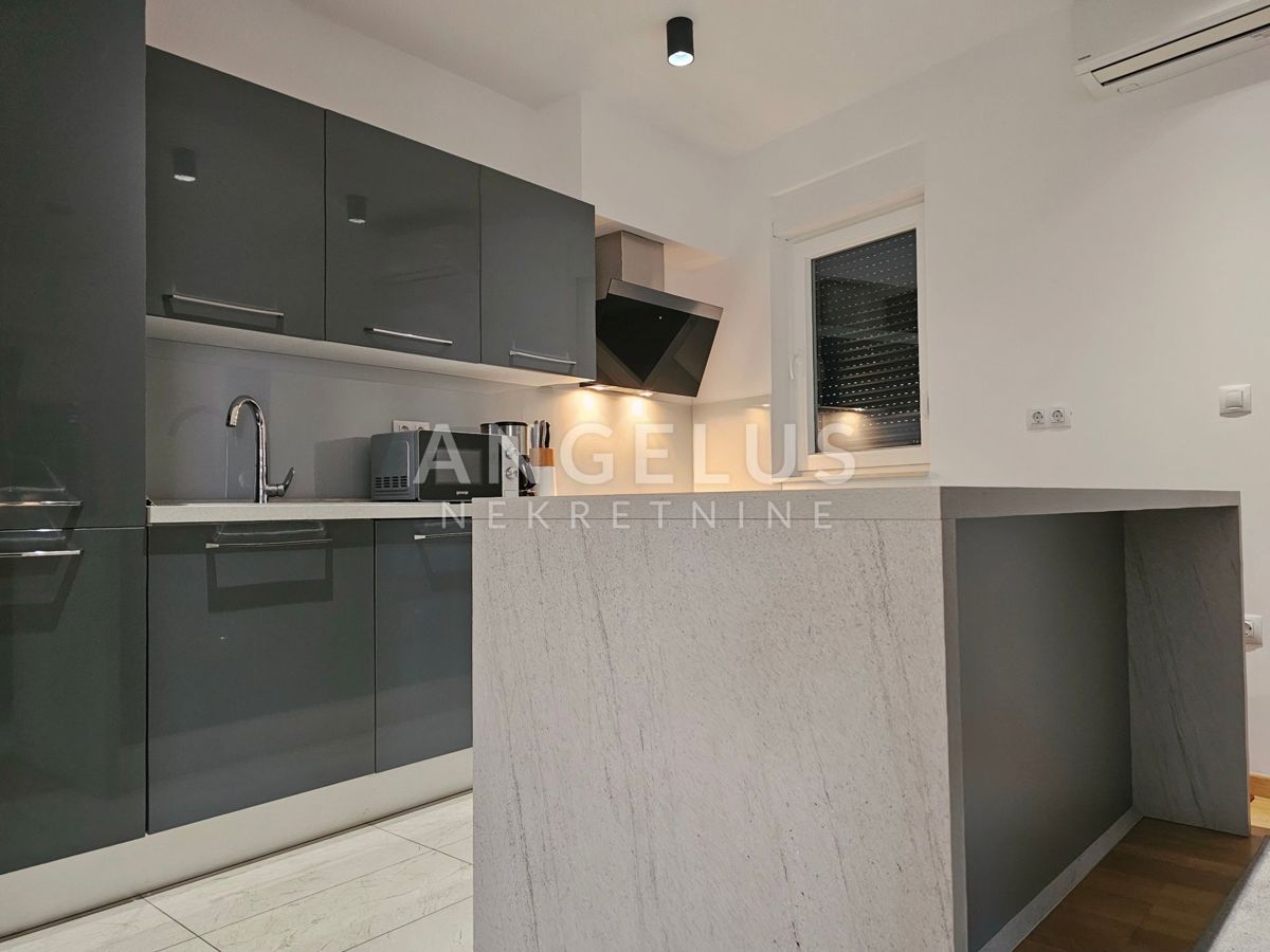 Podstrana Strožanac - dvosobno stanovanje s tremi spalnicami, 2 parkirni mesti