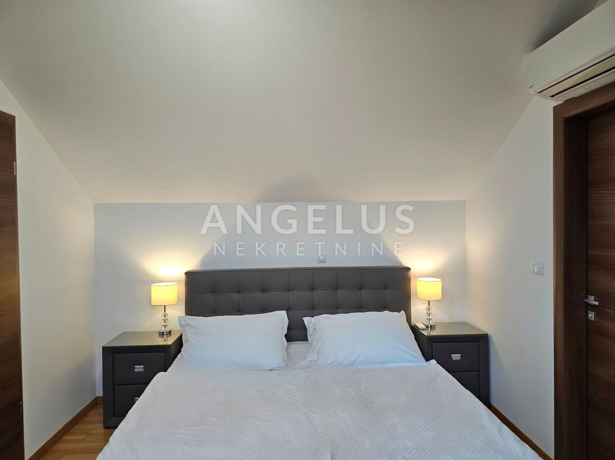 Podstrana Strožanac - dvosobno stanovanje s tremi spalnicami, 2 parkirni mesti