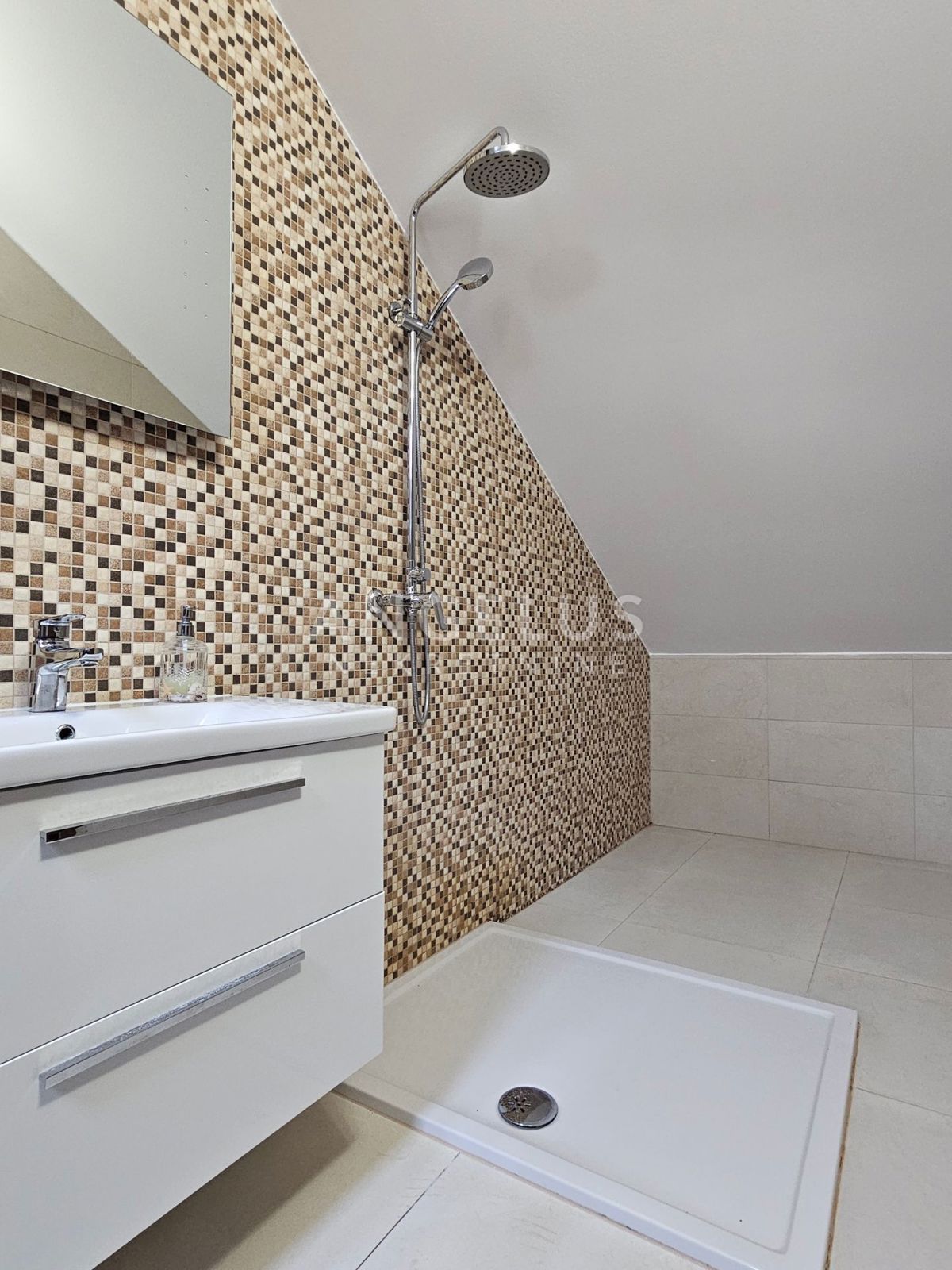 Podstrana Strožanac - dvosobno stanovanje s tremi spalnicami, 2 parkirni mesti