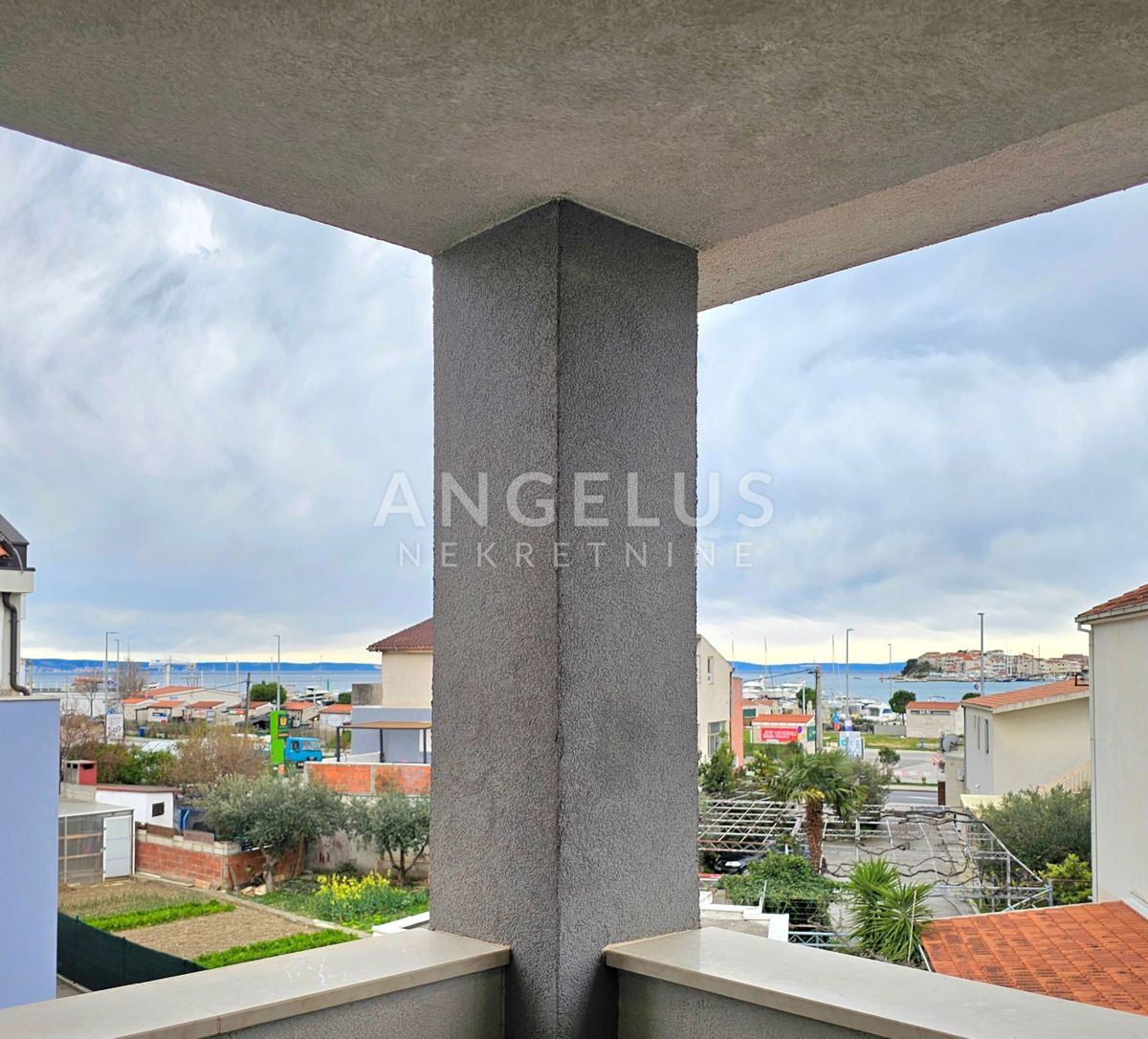 Podstrana Strožanac - dvosobno stanovanje s tremi spalnicami, 2 parkirni mesti