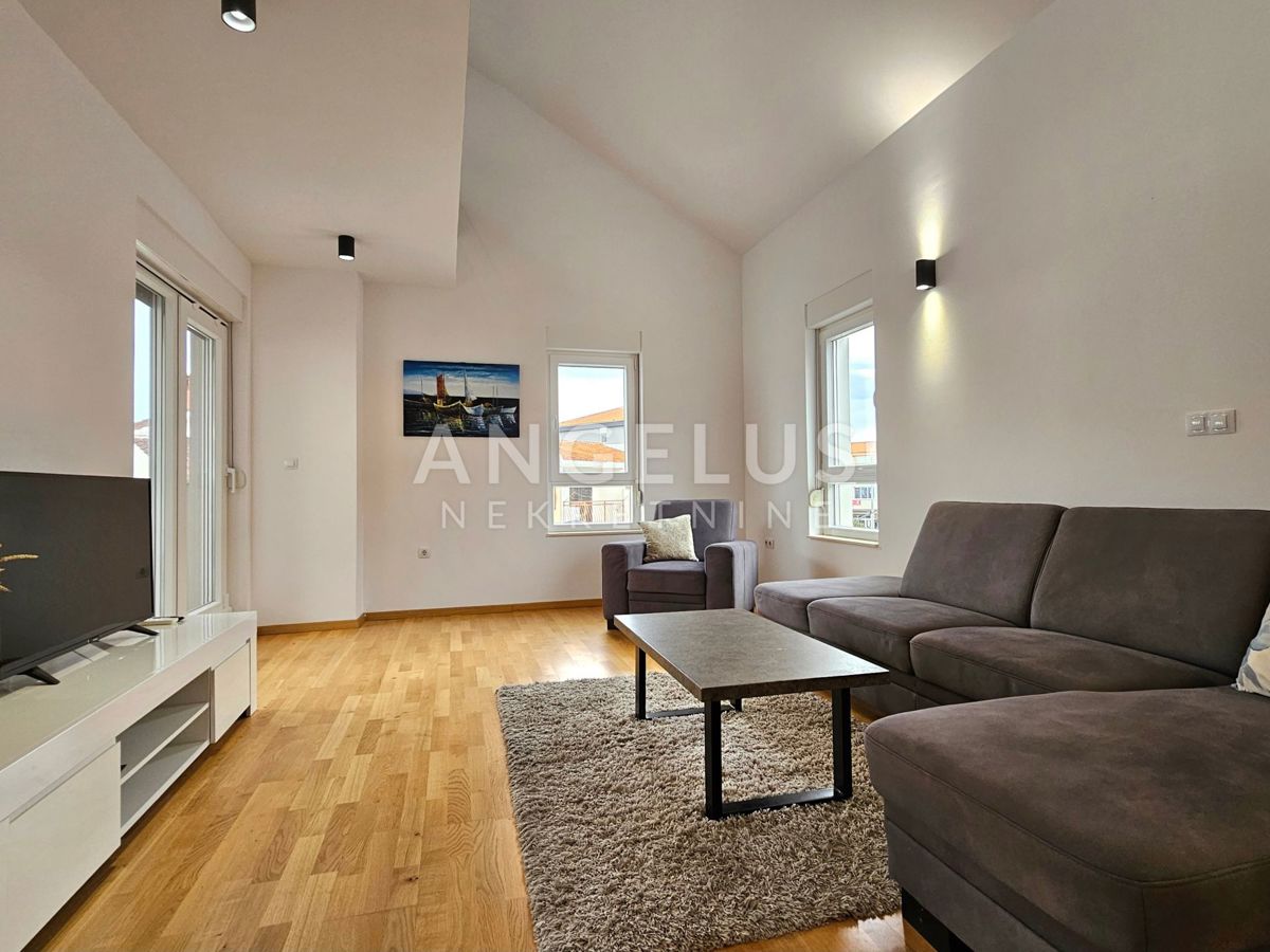 Podstrana Strožanac - dvosobno stanovanje s tremi spalnicami, 2 parkirni mesti