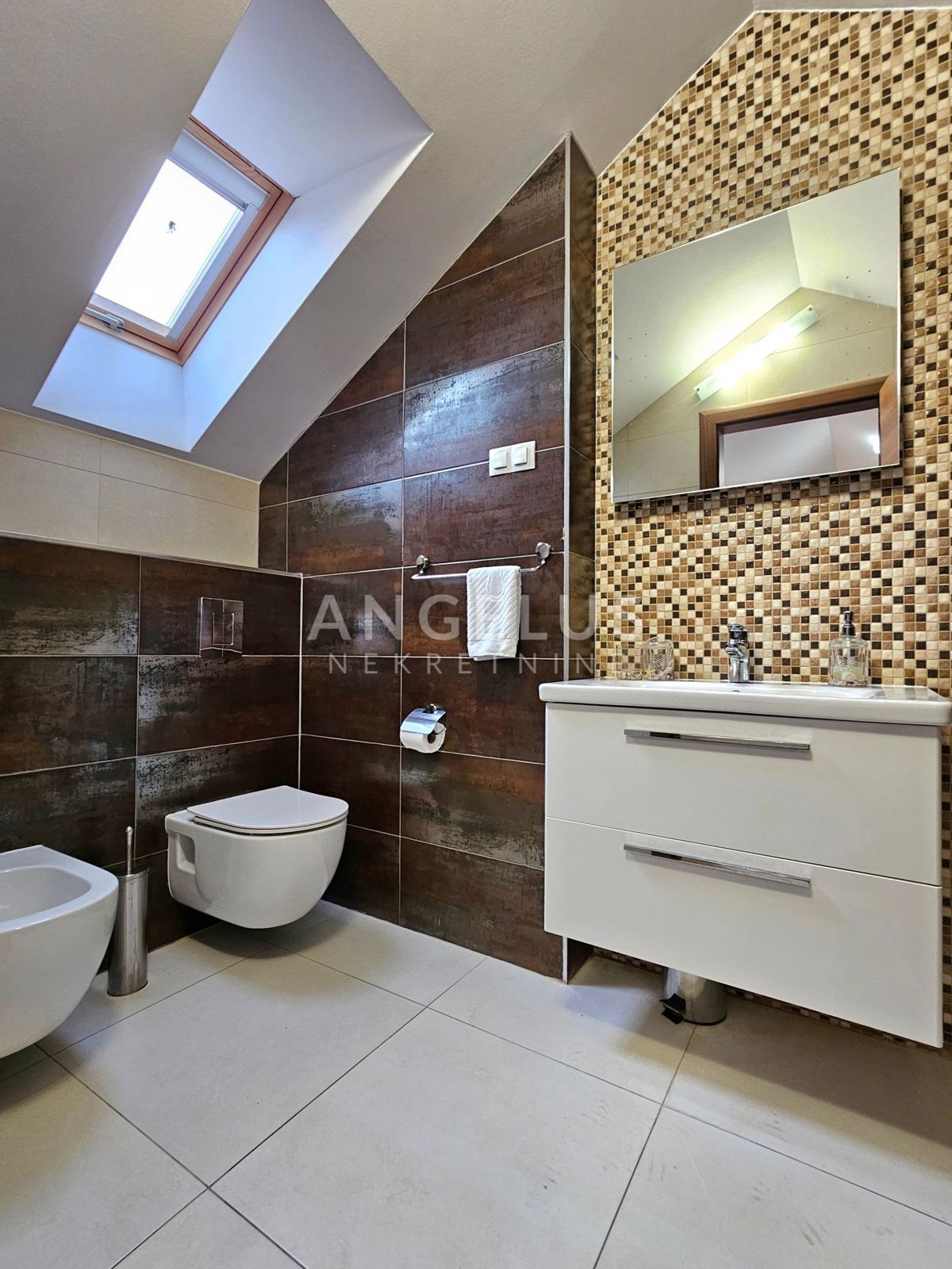 Podstrana Strožanac - dvosobno stanovanje s tremi spalnicami, 2 parkirni mesti