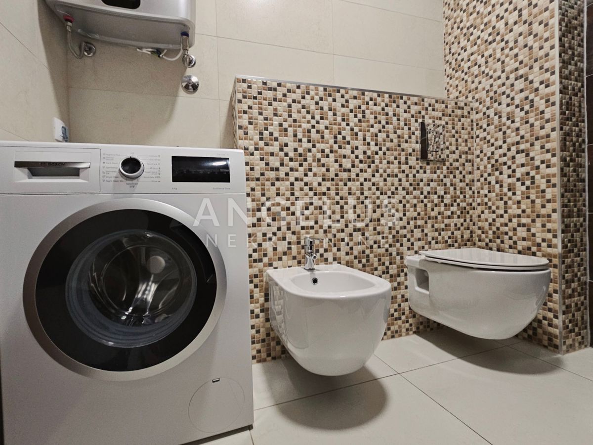 Podstrana Strožanac - dvosobno stanovanje s tremi spalnicami, 2 parkirni mesti