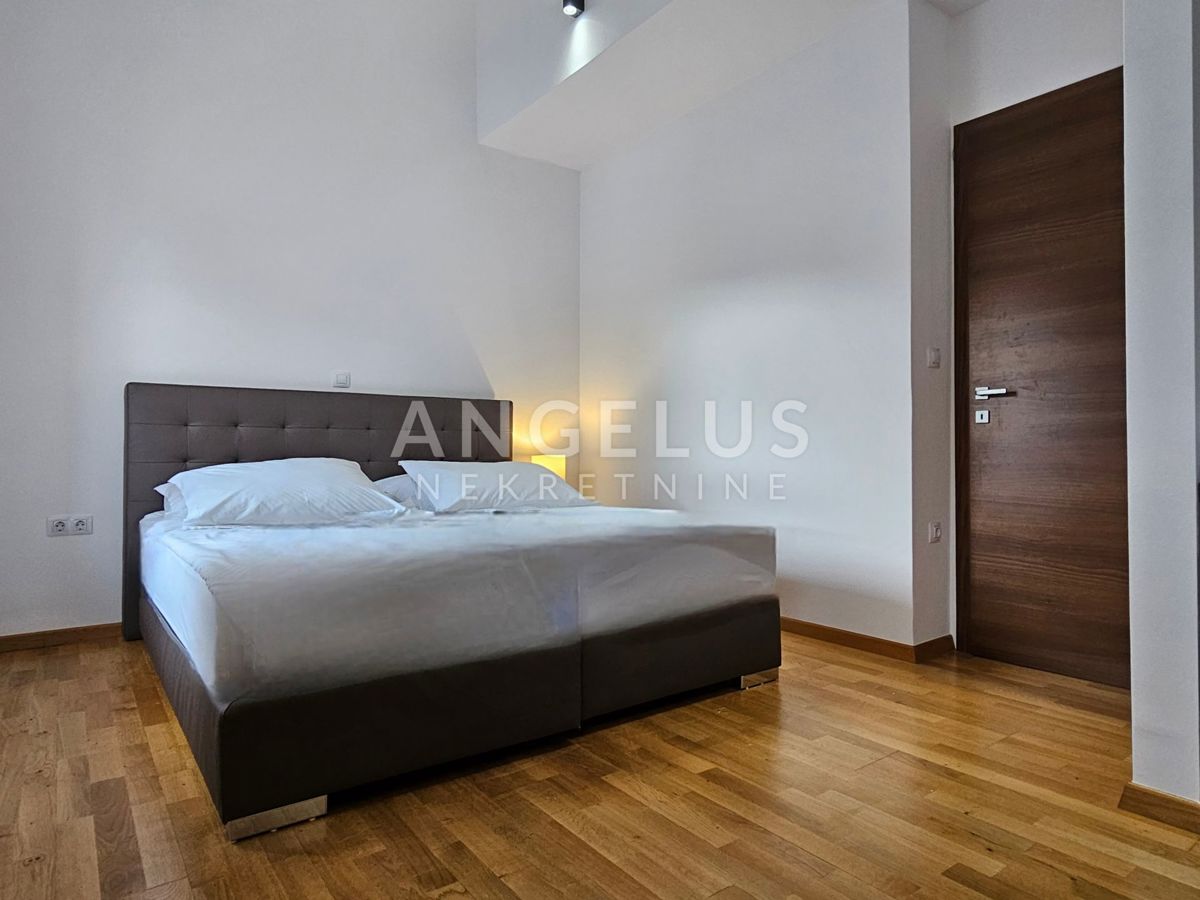 Podstrana Strožanac - dvosobno stanovanje s tremi spalnicami, 2 parkirni mesti