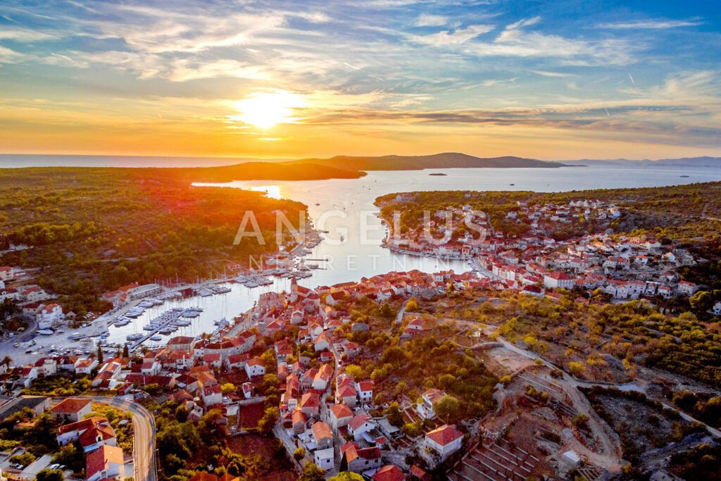 Brač, Milna/Osibova - gradbeno zemljišče T-cona, 4240 m2, PRODAJA