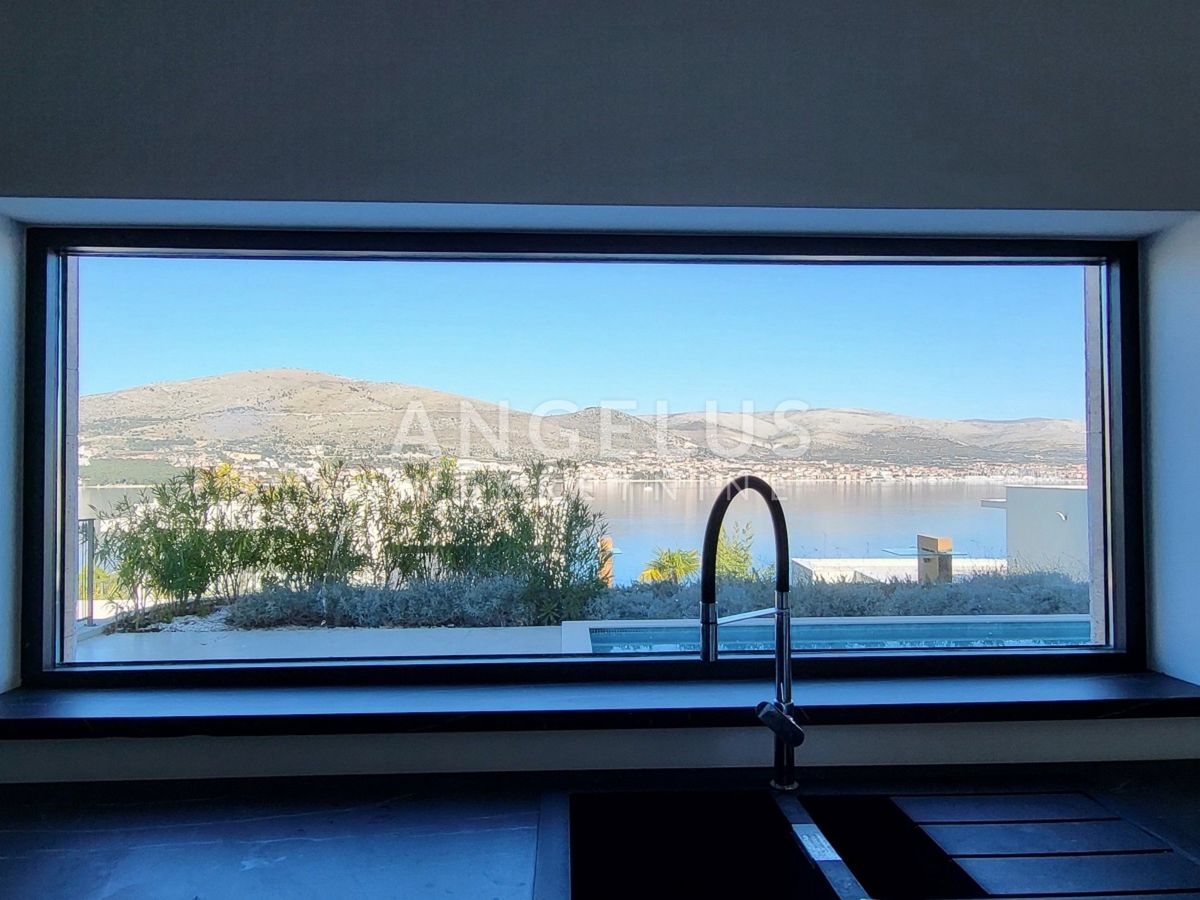 Čiovo - luksuzna vila s panoramskim pogledom na morje, 320 m2