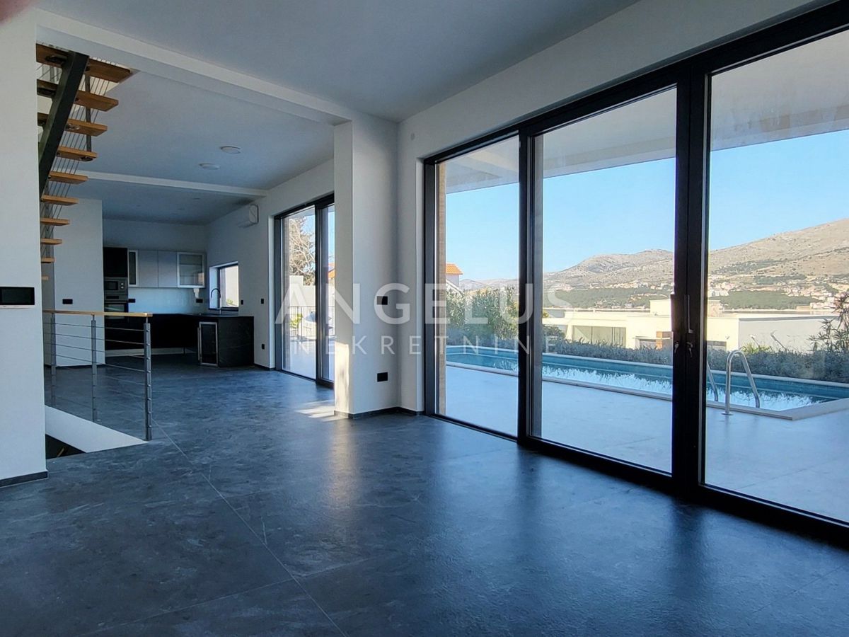 Čiovo - luksuzna vila s panoramskim pogledom na morje, 320 m2
