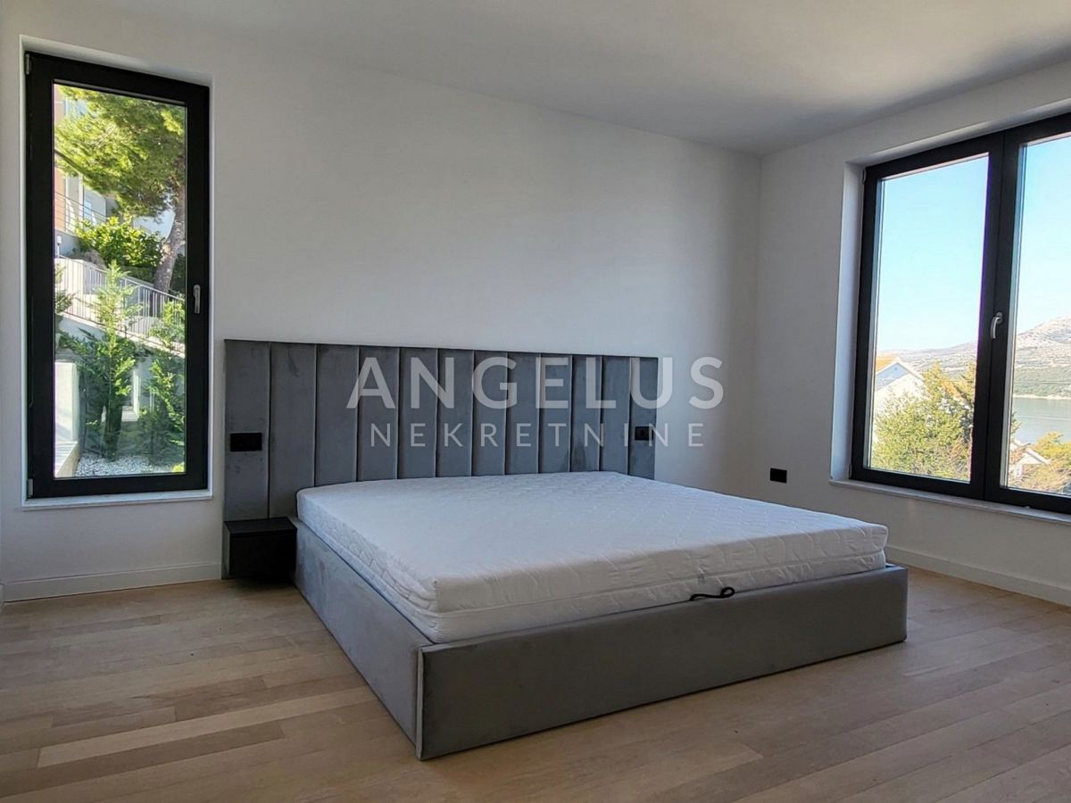 Čiovo - luksuzna vila s panoramskim pogledom na morje, 320 m2