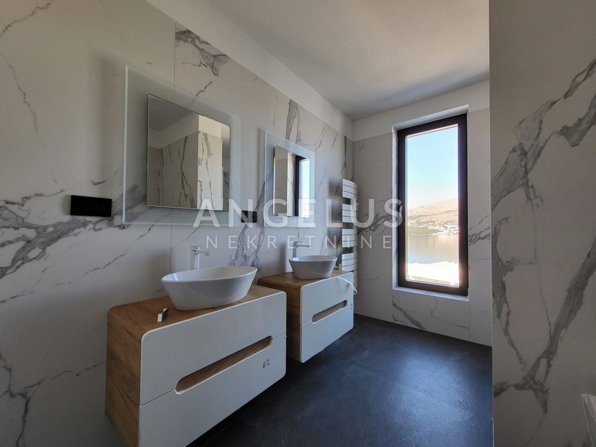 Čiovo - luksuzna vila s panoramskim pogledom na morje, 320 m2